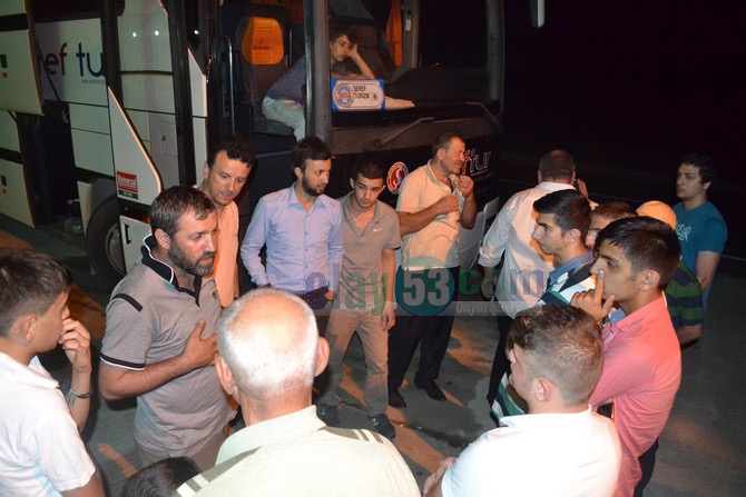 Teröristlerce Diyarbakır’da Yolu Kesilen Rize Ekibi Rize’ye Döndü 9