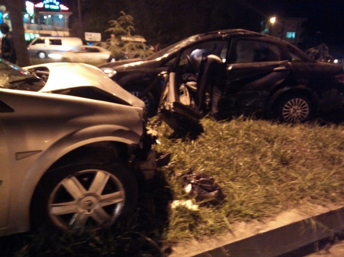 Rize'de 2 Otomobil Çarpıştı 4 Yaralı 8