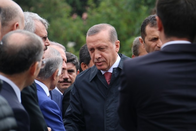 Cumhurbaşkanı Erdoğan eşinin amcasının cenazesine katıldı 1