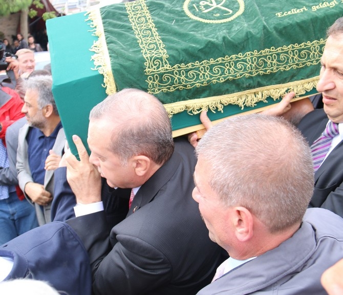 Cumhurbaşkanı Erdoğan eşinin amcasının cenazesine katıldı 10