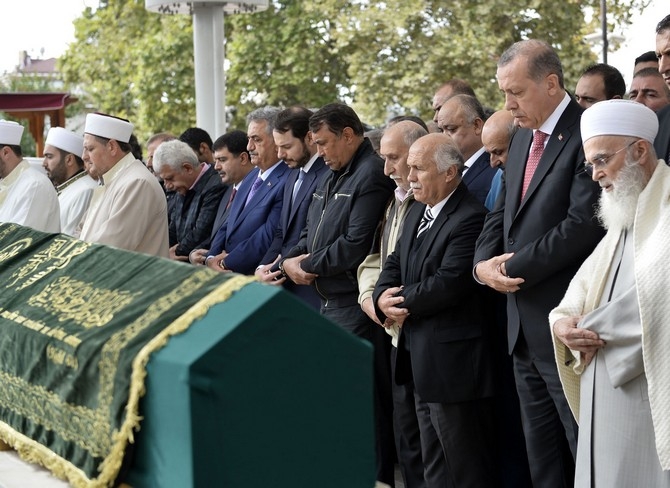 Cumhurbaşkanı Erdoğan eşinin amcasının cenazesine katıldı 11