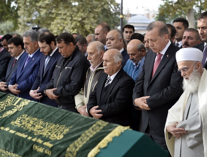 Cumhurbaşkanı Erdoğan eşinin amcasının cenazesine katıldı 12