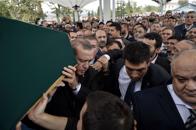 Cumhurbaşkanı Erdoğan eşinin amcasının cenazesine katıldı 14