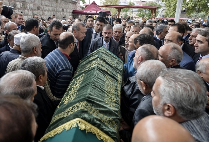 Cumhurbaşkanı Erdoğan eşinin amcasının cenazesine katıldı 15