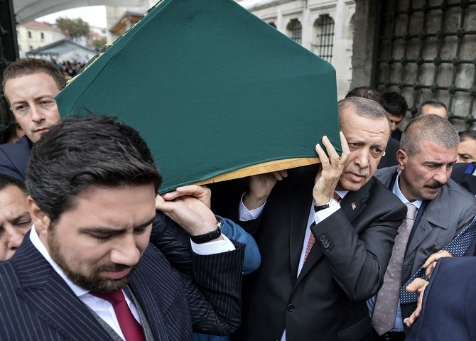 Cumhurbaşkanı Erdoğan eşinin amcasının cenazesine katıldı 16