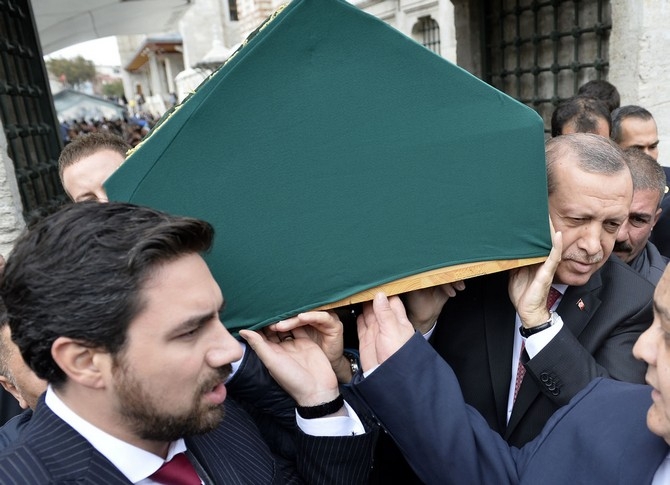 Cumhurbaşkanı Erdoğan eşinin amcasının cenazesine katıldı 17