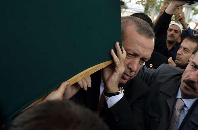 Cumhurbaşkanı Erdoğan eşinin amcasının cenazesine katıldı 18