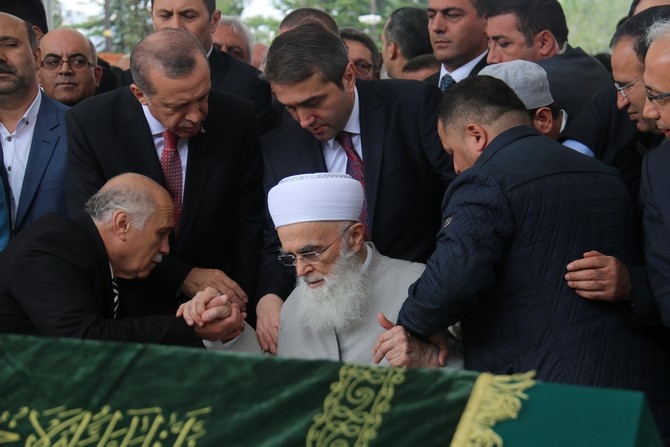 Cumhurbaşkanı Erdoğan eşinin amcasının cenazesine katıldı 4