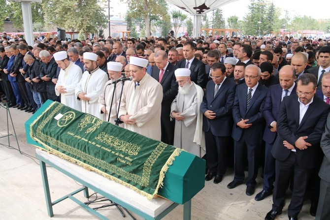 Cumhurbaşkanı Erdoğan eşinin amcasının cenazesine katıldı 5