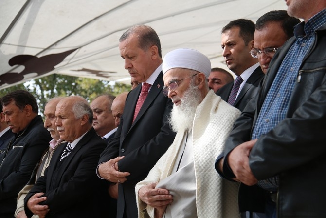 Cumhurbaşkanı Erdoğan eşinin amcasının cenazesine katıldı 6