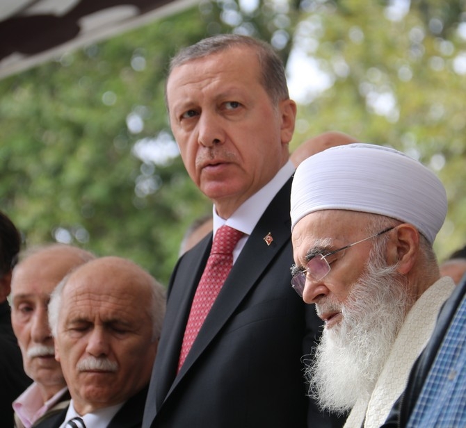 Cumhurbaşkanı Erdoğan eşinin amcasının cenazesine katıldı 7