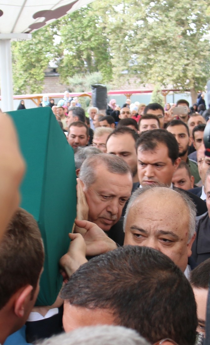 Cumhurbaşkanı Erdoğan eşinin amcasının cenazesine katıldı 8