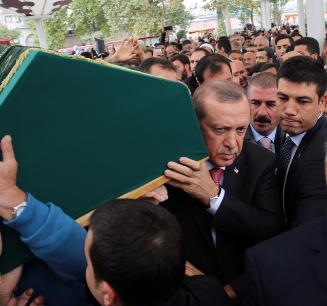 Cumhurbaşkanı Erdoğan eşinin amcasının cenazesine katıldı 9
