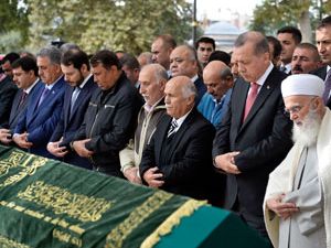 Cumhurbaşkanı Erdoğan eşinin amcasının cenazesine katıldı