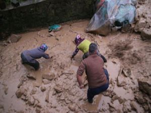 Rize'de Heyelan. Ayder Yaylası Ulaşıma Kapandı