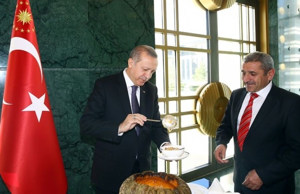 Erdoğan Kendi Eliyle Aşure İkram Etti 3
