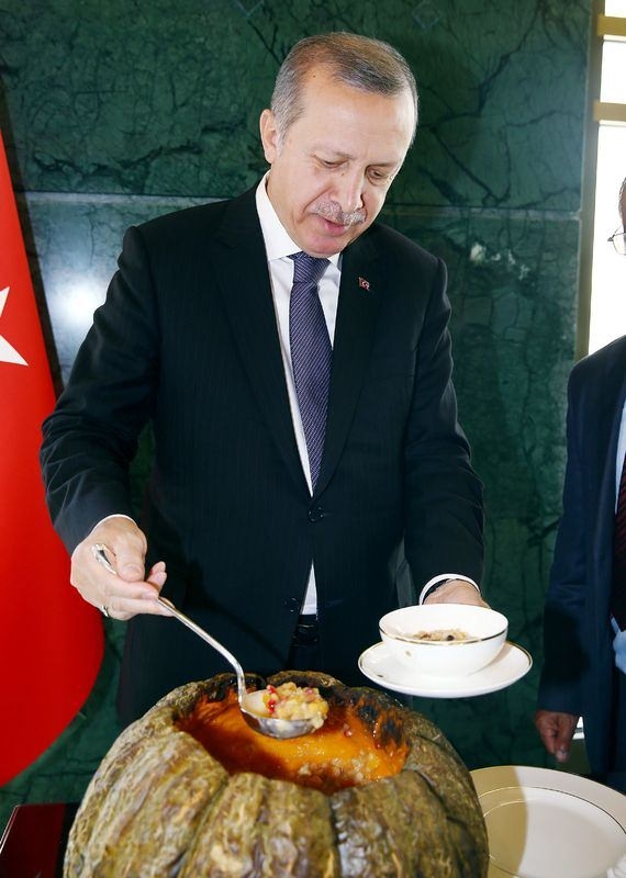 Erdoğan Kendi Eliyle Aşure İkram Etti 5