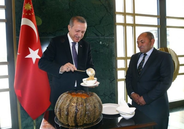 Erdoğan Kendi Eliyle Aşure İkram Etti 6