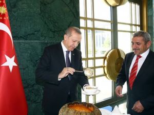 Erdoğan Kendi Eliyle Aşure İkram Etti