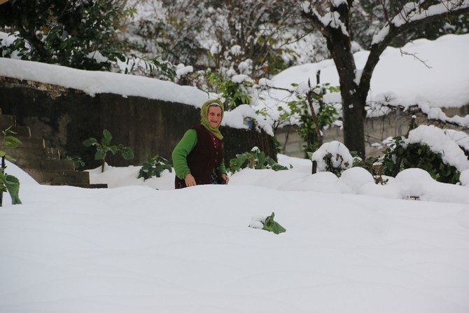 Rize'de Kar Yağışı Hayatı Olumsuz Etkiliyor 7