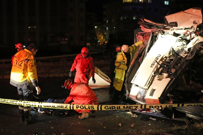 Rize'de Kamyon Yön Levhasına Çarptı: 1 Ölü, 1 Yaralı 1