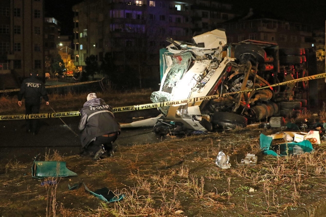 Rize'de Kamyon Yön Levhasına Çarptı: 1 Ölü, 1 Yaralı 3