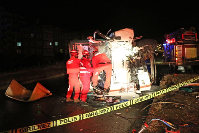 Rize'de Kamyon Yön Levhasına Çarptı: 1 Ölü, 1 Yaralı 4