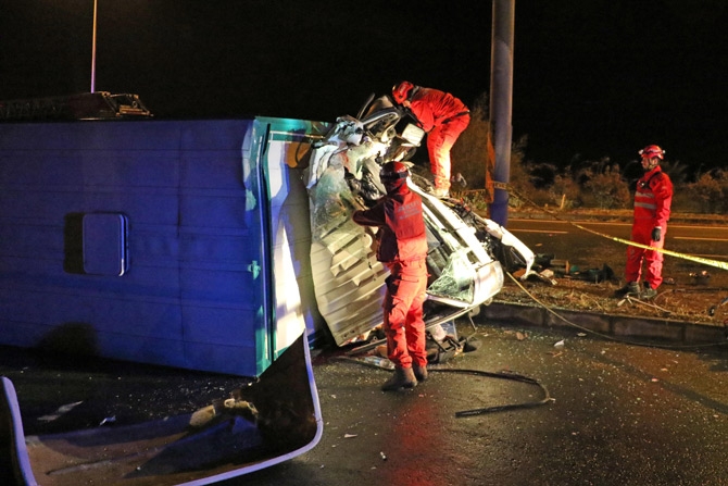 Rize'de Kamyon Yön Levhasına Çarptı: 1 Ölü, 1 Yaralı 5