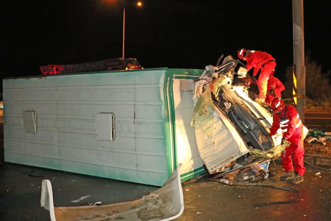 Rize'de Kamyon Yön Levhasına Çarptı: 1 Ölü, 1 Yaralı 7