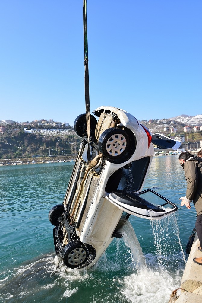 Rize Plakalı Araç Denize Düştü: 1 Ölü, 2 Yaralı 4