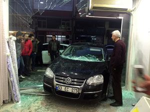 Rize’de Lüks Otomobil Dükkana Böyle Girdi