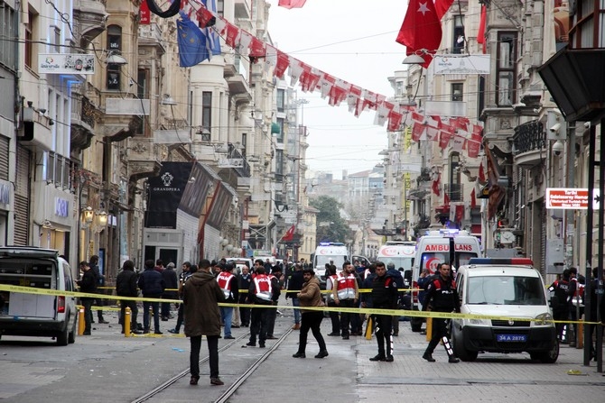 İstiklal Caddesi'nde patlama: 1'i canlı bomba 5 ölü 12