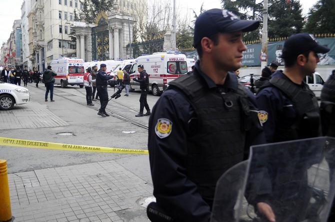 İstiklal Caddesi'nde patlama: 1'i canlı bomba 5 ölü 16