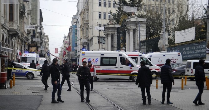 İstiklal Caddesi'nde patlama: 1'i canlı bomba 5 ölü 17