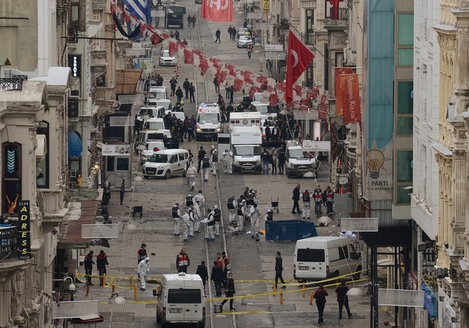 İstiklal Caddesi'nde patlama: 1'i canlı bomba 5 ölü 22