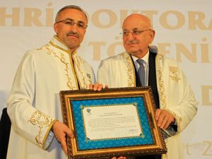 RTEÜ’den Kahraman’a Fahri Doktora, Eski Yöneticilerine Hediye