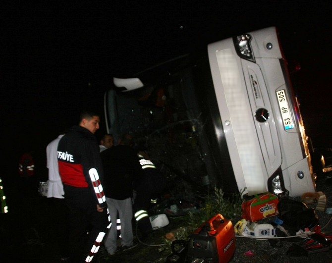 Yozgat'ta Yolcu Otobüsü Devrildi: 3 Ölü, 30 Yaralı 14
