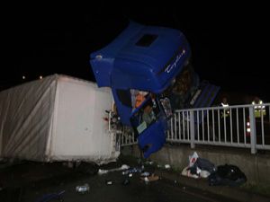 Rize'de Tır Kazasında Faciadan Dönüldü