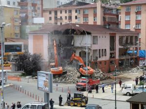 Rize Eski Adliye Binası Törenle Yıkıldı