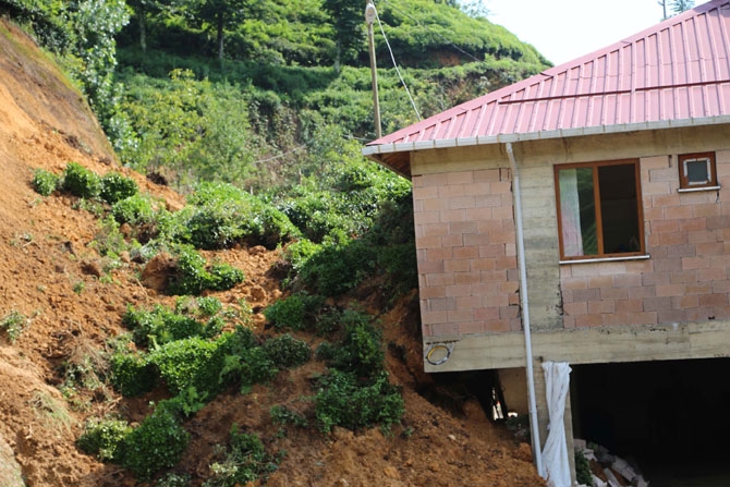Rize'de Toprak Kayması: Ev Kullanılamaz Hale Geldi 9