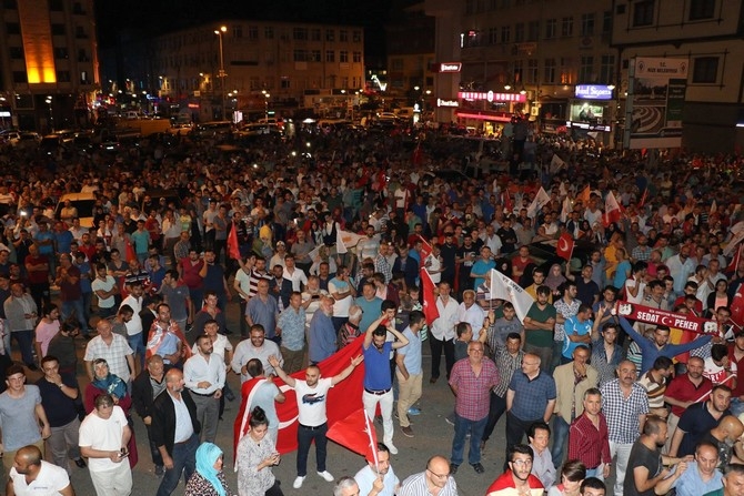 Rizeliler Darbe Girişimine Tepki Gösterdi Sokağa Döküldü 1
