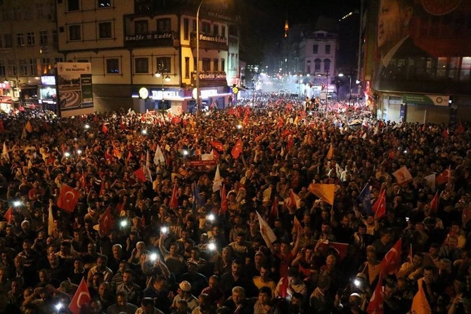 Rizeliler Darbe Girişimine Tepki Gösterdi Sokağa Döküldü 11
