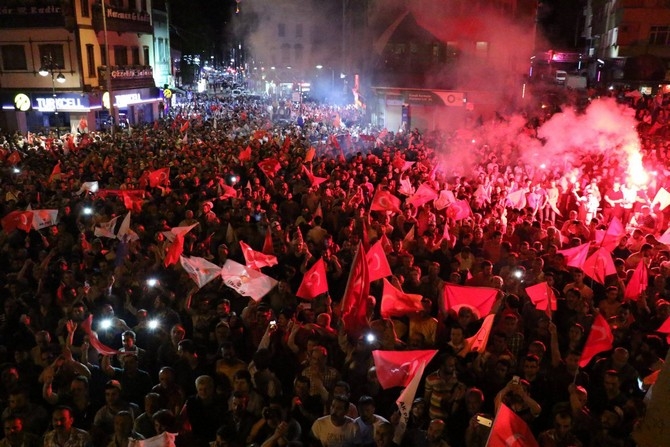 Rizeliler Darbe Girişimine Tepki Gösterdi Sokağa Döküldü 14