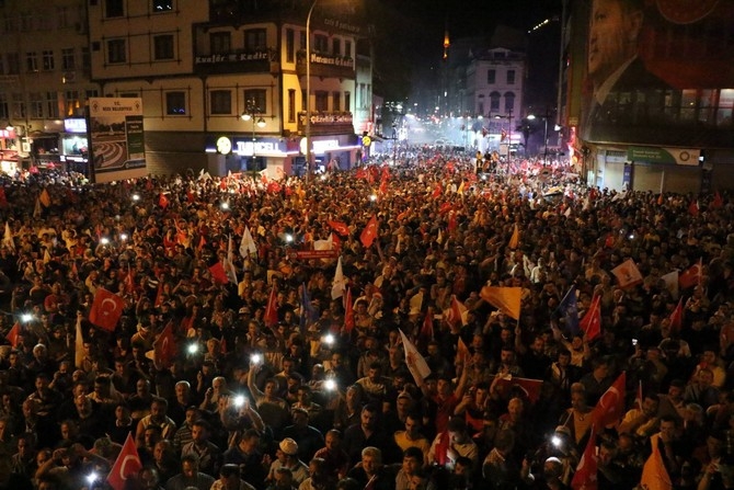 Rizeliler Darbe Girişimine Tepki Gösterdi Sokağa Döküldü 16