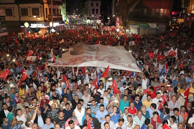 Rizeliler Darbe Girişimine Tepki Gösterdi Sokağa Döküldü 19