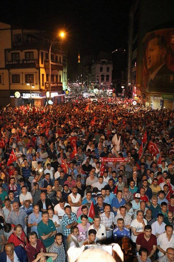 Rizeliler Darbe Girişimine Tepki Gösterdi Sokağa Döküldü 21