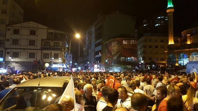 Rizeliler Darbe Girişimine Tepki Gösterdi Sokağa Döküldü 3