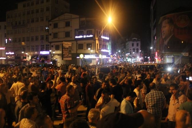 Rizeliler Darbe Girişimine Tepki Gösterdi Sokağa Döküldü 4