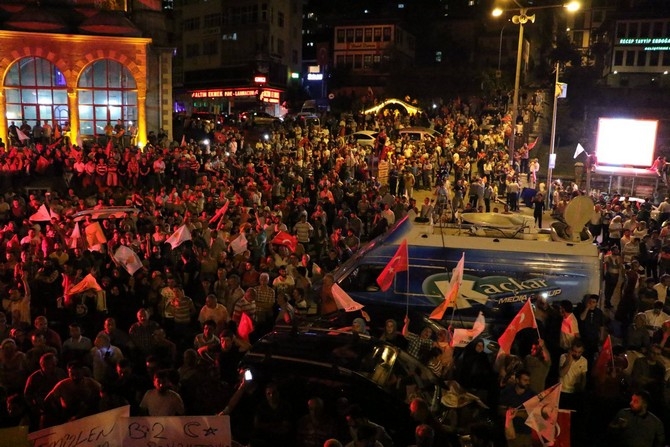 Rizeliler Darbe Girişimine Tepki Gösterdi Sokağa Döküldü 6