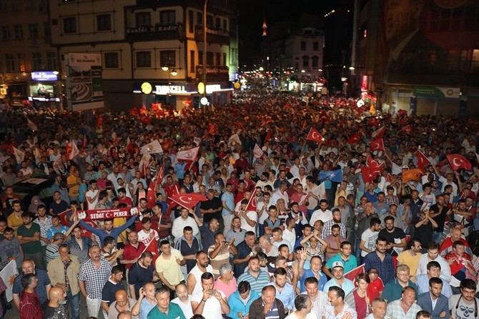 Rizeliler Darbe Girişimine Tepki Gösterdi Sokağa Döküldü 9